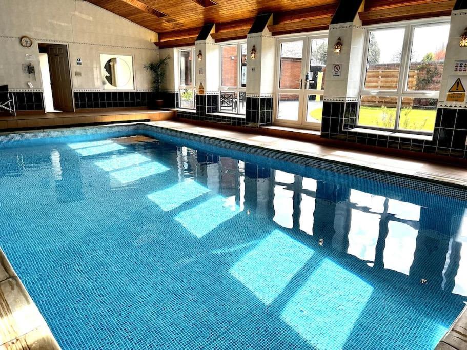 קינגטון Vast, Elegant Home With Indoor Pool & Sauna Near Popular Golf Course מראה חיצוני תמונה