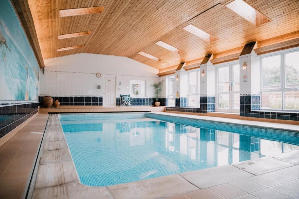 קינגטון Vast, Elegant Home With Indoor Pool & Sauna Near Popular Golf Course מראה חיצוני תמונה