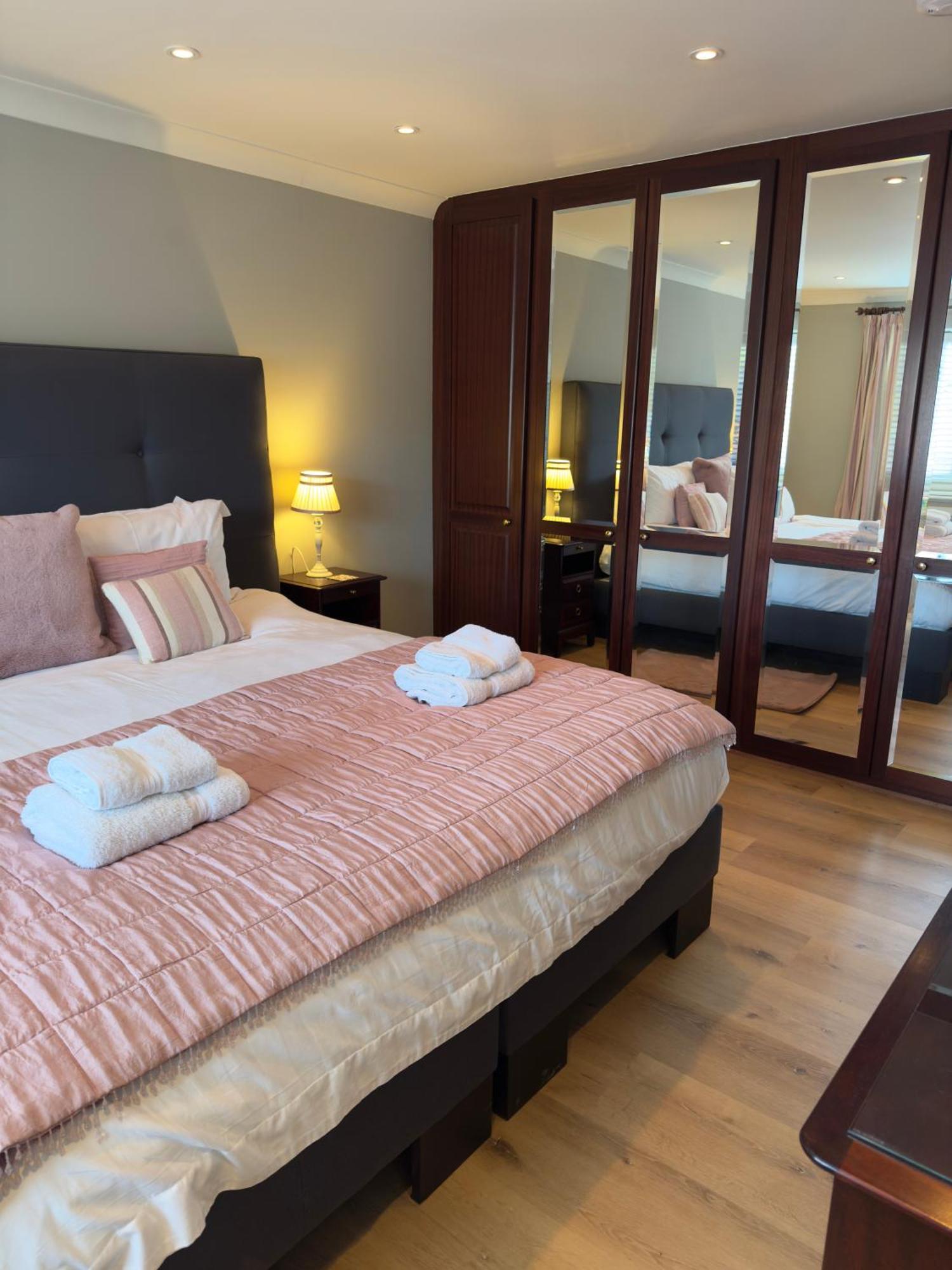 קינגטון Vast, Elegant Home With Indoor Pool & Sauna Near Popular Golf Course מראה חיצוני תמונה